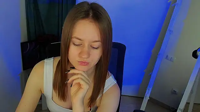 Snapshot of Catherine_e chatting on 10-25-25, 06:35 Catherine e online show from 10-25-25, 06:35