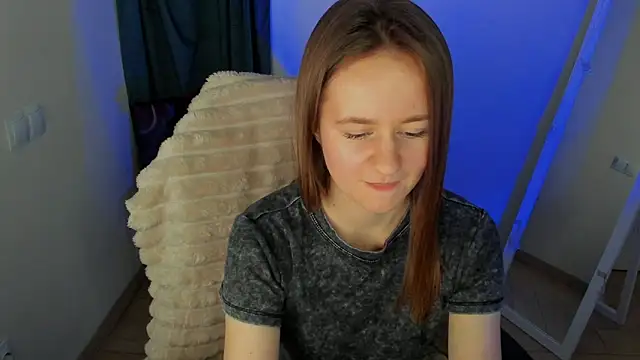 Snapshot of Catherine_e chatting on 12-04-25, 08:17 Catherine e online show from 12-04-25, 08:17