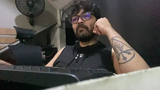 Snapshot of Freakydrag chatting on 11-14-25, 04:00 Freakydrag online show from 11-14-25, 04:00