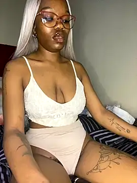 Snapshot of YummyMelanin117 chatting on 10-14-25, 11:49 YummyMelanin117 online show from 10-14-25, 11:49