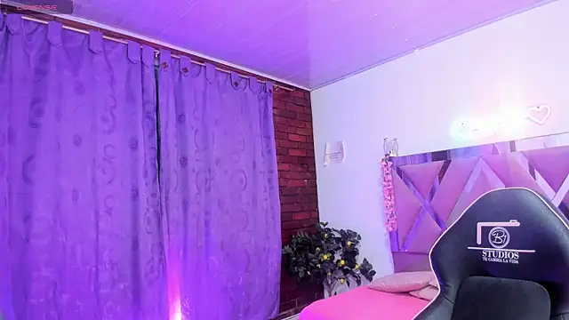 Snapshot of saaya_tay chatting on 12-15-25, 12:09 saaya tay online show from 12-15-25, 12:09