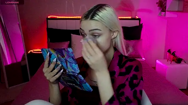 LinaLirian online show from 11-12-25, 01:44