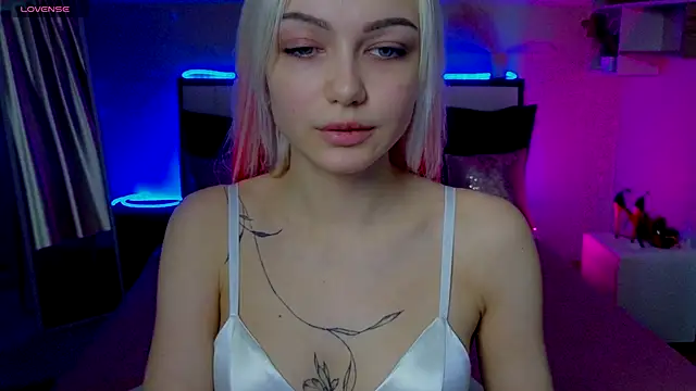 LinaLirian online show from 11-15-25, 01:51