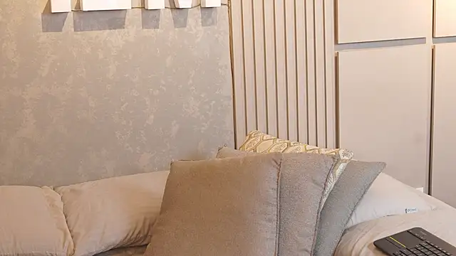 Susan wall online show from 09-17-25, 01:24