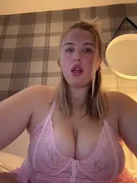 Snapshot of CutieCurvyGirlxo chatting on 09-14-25, 05:01 CutieCurvyGirlxo online show from 09-14-25, 05:01