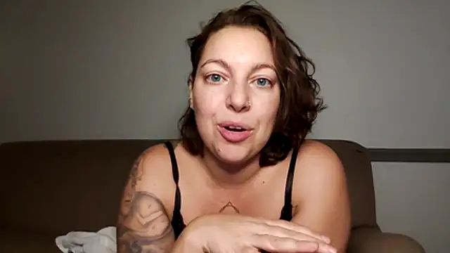 Snapshot of beberoyale chatting on 11-15-25, 01:14 beberoyale online show from 11-15-25, 01:14