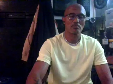 Snapshot of badboy2u2025 chatting on 05-01-26, 11:42 badboy2u2025 online show from 05-01-26, 11:42