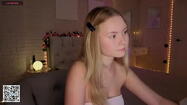 Snapshot of FlowersLover chatting on 09-11-25, 05:46 FlowersLover online show from 09-11-25, 05:46