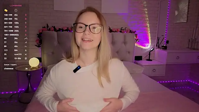 Snapshot of FlowersLover chatting on 10-14-25, 07:47 FlowersLover online show from 10-14-25, 07:47