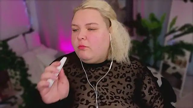 Snapshot of Ellabigbaby chatting on 09-14-25, 11:53 Ellabigbaby online show from 09-14-25, 11:53