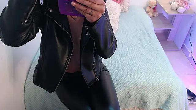 Snapshot of renataj chatting on 11-03-25, 07:04 renataj online show from 11-03-25, 07:04