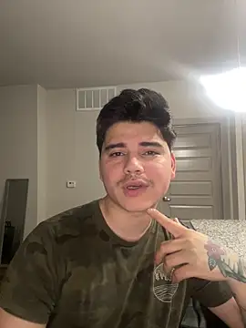 Snapshot of BenItsBack11 chatting on 04-06-26, 04:21 BenItsBack11 online show from 04-06-26, 04:21