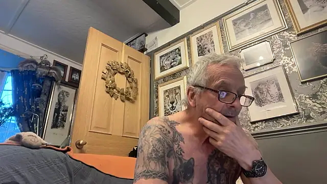 Snapshot of poggles chatting on 03-24-26, 06:07 poggles online show from 03-24-26, 06:07