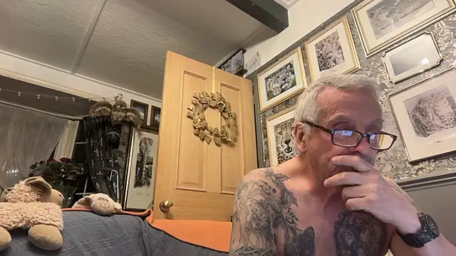 Snapshot of poggles chatting on 03-24-26, 08:36 poggles online show from 03-24-26, 08:36