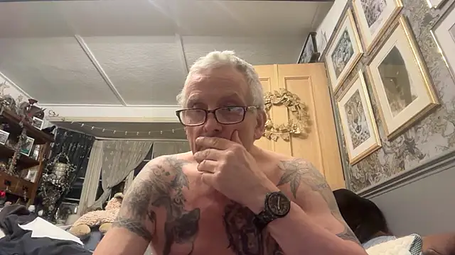 Snapshot of poggles chatting on 03-25-26, 10:27 poggles online show from 03-25-26, 10:27