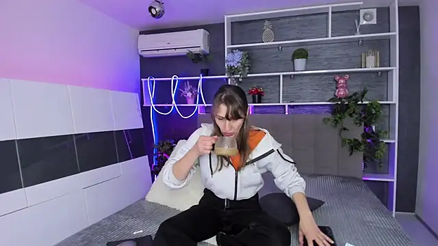 ChristyBrook online show from 04-11-26, 06:23