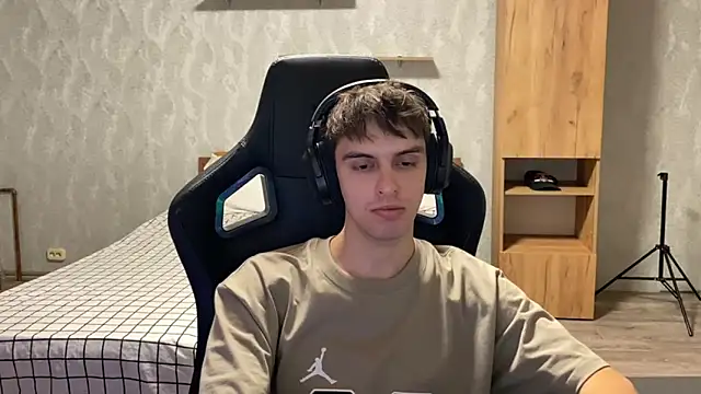 Snapshot of elliot_scott chatting on 09-20-25, 01:23 elliot scott online show from 09-20-25, 01:23