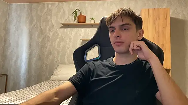 Snapshot of elliot_scott chatting on 09-23-25, 01:41 elliot scott online show from 09-23-25, 01:41