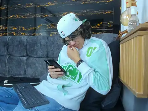 Diamond twink online show from 02-18-26, 01:40