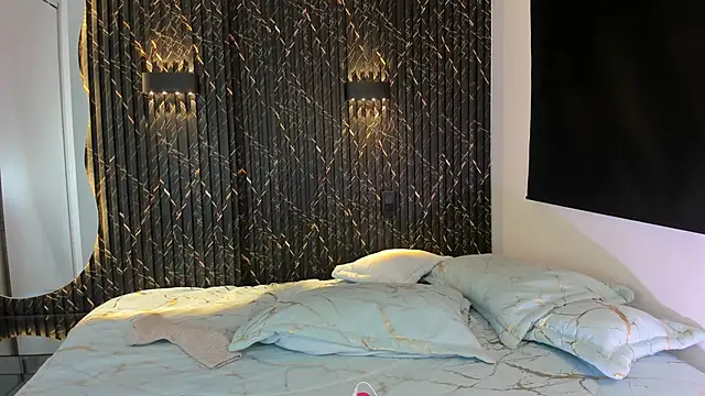 Snapshot of ZOETTAYLOR chatting on 11-05-25, 08:31 ZOETTAYLOR online show from 11-05-25, 08:31