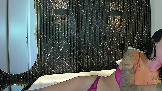 Snapshot of ZOETTAYLOR chatting on 12-19-25, 09:44 ZOETTAYLOR online show from 12-19-25, 09:44