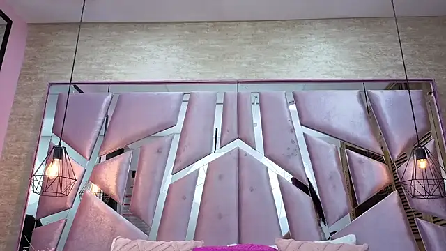 ThaliaCross online show from 04-15-26, 07:58