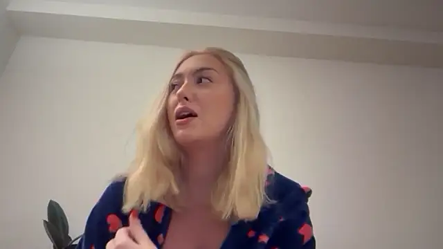 Snapshot of Kitty_Swetty chatting on 11-10-25, 10:20 Kitty Swetty online show from 11-10-25, 10:20