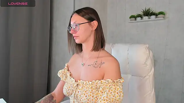 Elina Gravess online show from 10-15-25, 12:55