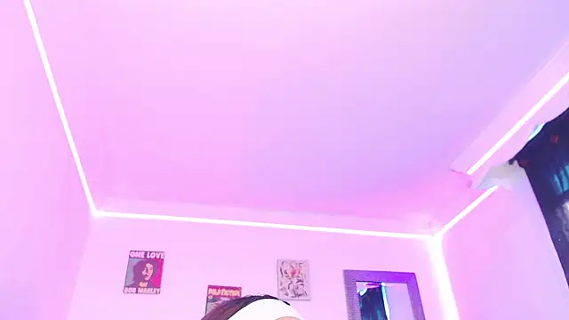 Snapshot of Anna_belly chatting on 10-21-25, 02:07 Anna belly online show from 10-21-25, 02:07