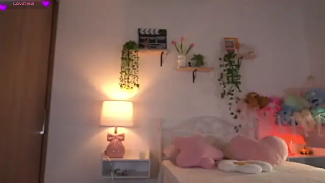 Snapshot of violeth____ chatting on 05-11-26, 12:11 violeth online show from 05-11-26, 12:11