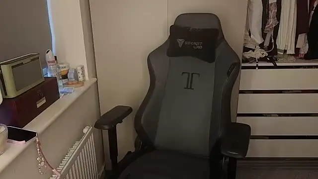 Snapshot of Lilly-Luscious chatting on 02-09-26, 07:56 Lilly-Luscious online show from 02-09-26, 07:56