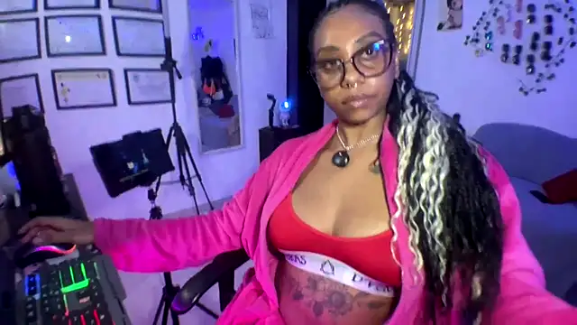 Snapshot of anasasuga chatting on 09-19-25, 12:12 anasasuga online show from 09-19-25, 12:12