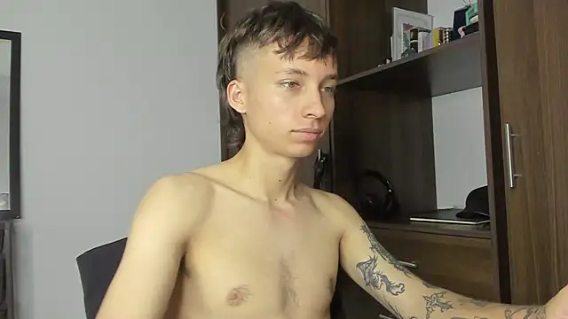 Snapshot of spacehumanz chatting on 10-29-25, 09:49 spacehumanz online show from 10-29-25, 09:49