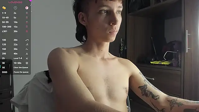 Snapshot of spacehumanz chatting on 11-15-25, 07:32 spacehumanz online show from 11-15-25, 07:32