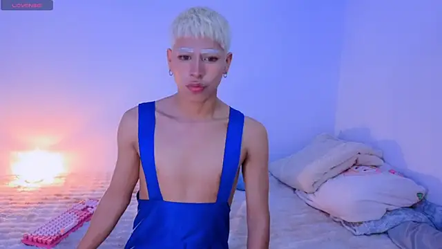 Snapshot of taichi_bluy chatting on 09-10-25, 04:34 taichi bluy online show from 09-10-25, 04:34