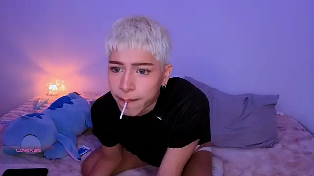 Snapshot of taichi_bluy chatting on 09-13-25, 01:00 taichi bluy online show from 09-13-25, 01:00