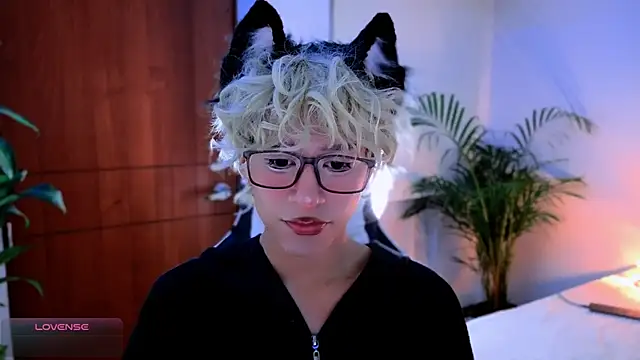 Snapshot of taichi_bluy chatting on 10-10-25, 08:35 taichi bluy online show from 10-10-25, 08:35