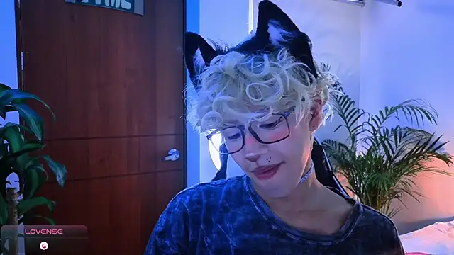 Snapshot of taichi_bluy chatting on 10-17-25, 01:57 taichi bluy online show from 10-17-25, 01:57