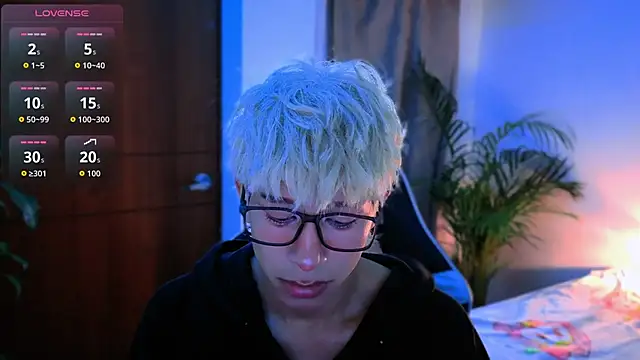 Snapshot of taichi_bluy chatting on 10-21-25, 07:20 taichi bluy online show from 10-21-25, 07:20