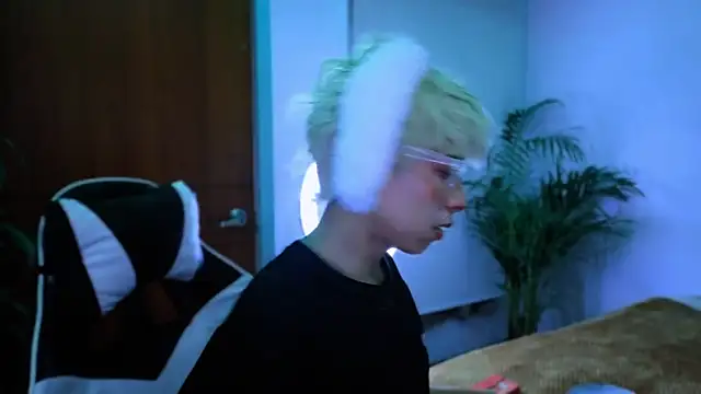 Snapshot of taichi_bluy chatting on 10-26-25, 03:12 taichi bluy online show from 10-26-25, 03:12