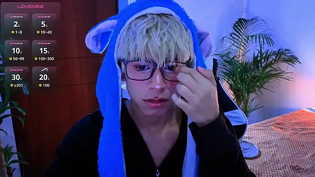 Snapshot of taichi_bluy chatting on 10-27-25, 10:41 taichi bluy online show from 10-27-25, 10:41