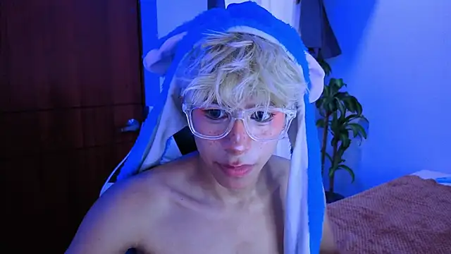 Snapshot of taichi_bluy chatting on 11-13-25, 10:19 taichi bluy online show from 11-13-25, 10:19