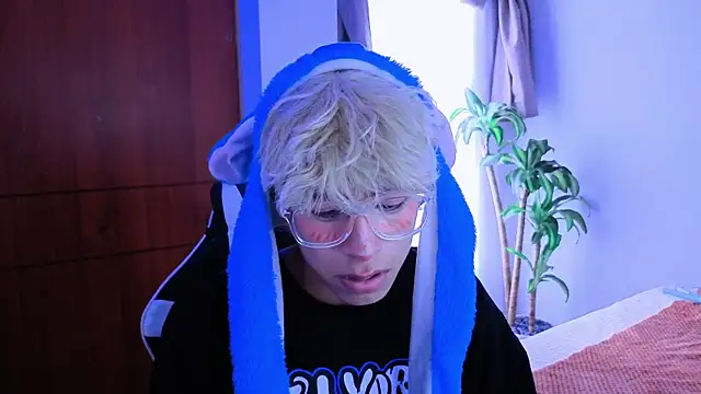 Snapshot of taichi_bluy chatting on 11-15-25, 06:15 taichi bluy online show from 11-15-25, 06:15