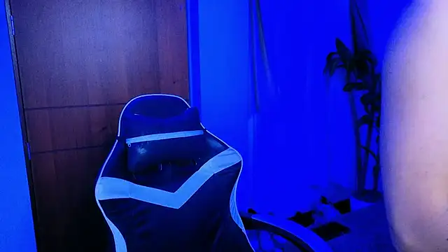 Snapshot of taichi_bluy chatting on 11-18-25, 07:13 taichi bluy online show from 11-18-25, 07:13