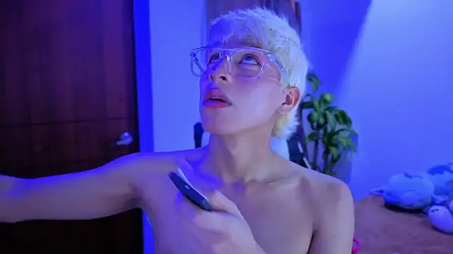 Snapshot of taichi_bluy chatting on 11-21-25, 10:08 taichi bluy online show from 11-21-25, 10:08