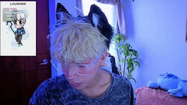 Snapshot of taichi_bluy chatting on 11-23-25, 02:50 taichi bluy online show from 11-23-25, 02:50