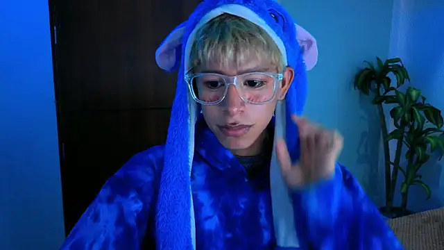 Snapshot of taichi_bluy chatting on 11-24-25, 08:08 taichi bluy online show from 11-24-25, 08:08