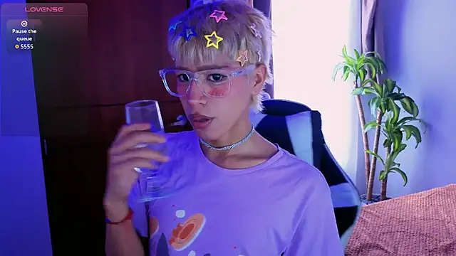 Snapshot of taichi_bluy chatting on 11-29-25, 05:27 taichi bluy online show from 11-29-25, 05:27
