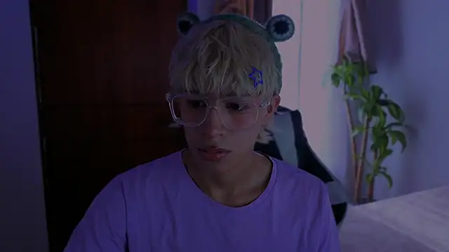 Snapshot of taichi_bluy chatting on 12-02-25, 08:15 taichi bluy online show from 12-02-25, 08:15