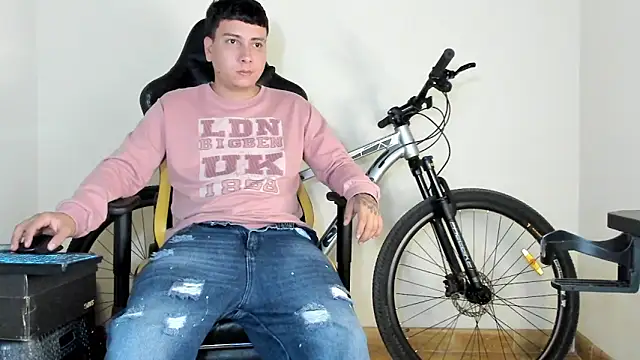 Snapshot of HELLSTAR chatting on 10-21-25, 05:30 HELLSTAR online show from 10-21-25, 05:30